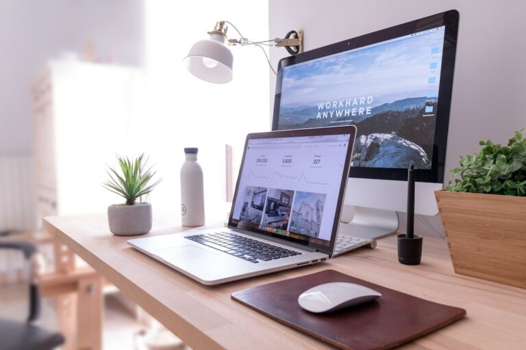 Online business workspace representing the free Systeme.io plan for funnels, email marketing and course creation
